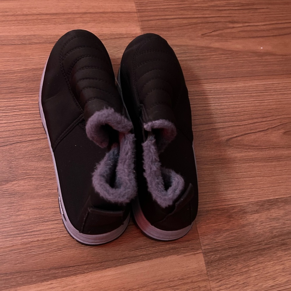 Women’s winter boots with black lining size 8